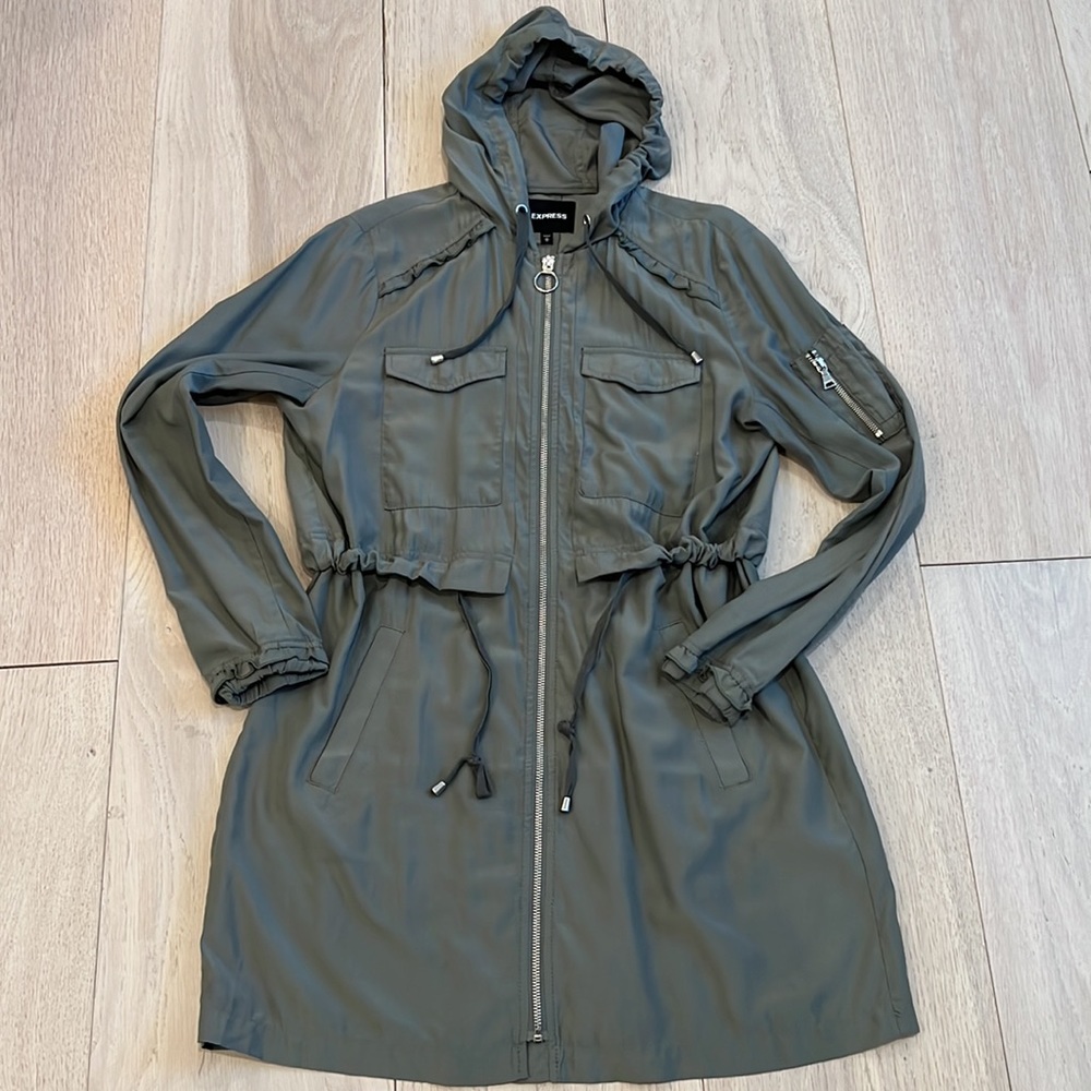 Express Lightweight Adjustable Waist Anorak Jacket in Size Medium